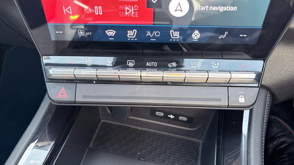 Renault Rafale E-Tech FHEV Iconic Esprit Alpine 5dr Auto 4C Hybrid Estate - Image 24