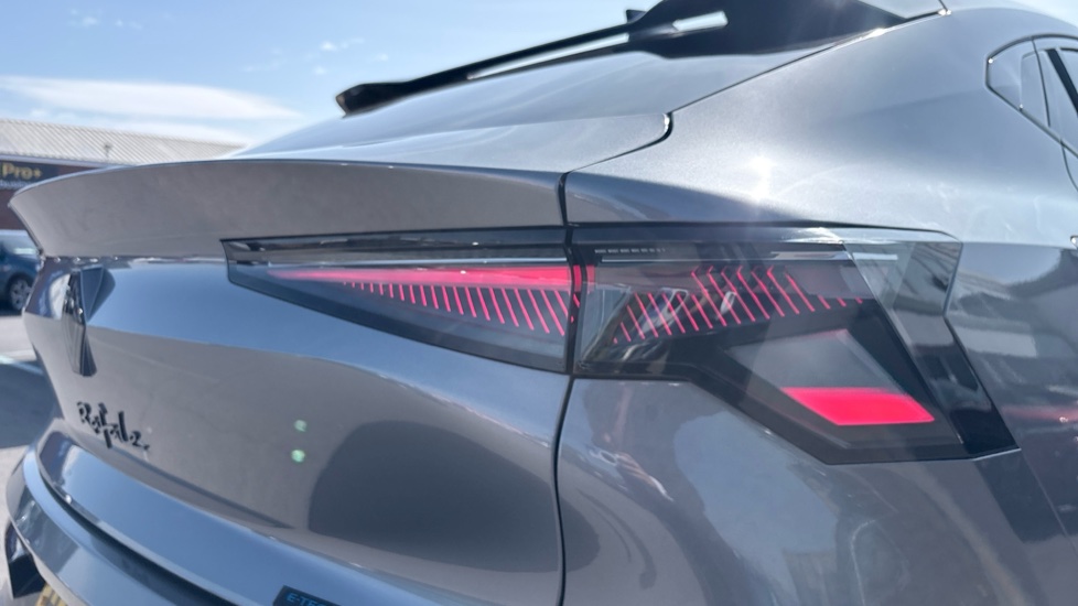 Renault Rafale E-Tech FHEV Iconic Esprit Alpine 5dr Auto 4C Hybrid Estate - Image 39