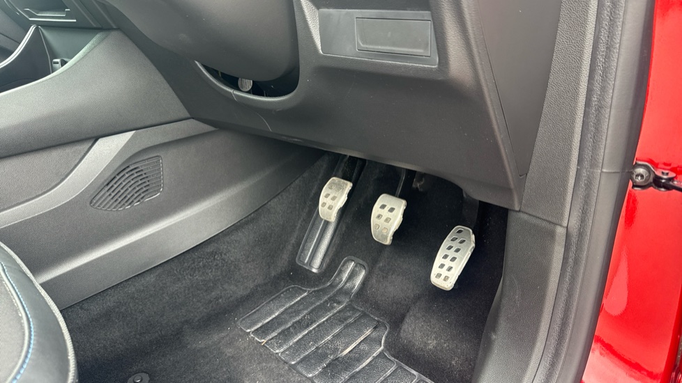 Renault Captur 1.2 TCE 115 Esprit Alpine 5dr Petrol Hatchback - Image 30