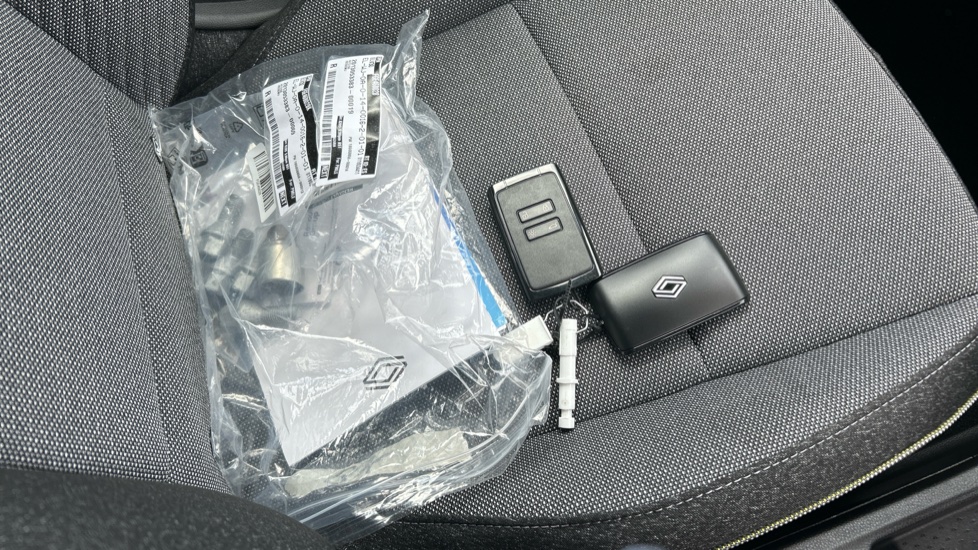 Renault Symbioz 1.8 E-Tech FHEV 160 Techno 5dr Auto Hybrid Estate - Image 19