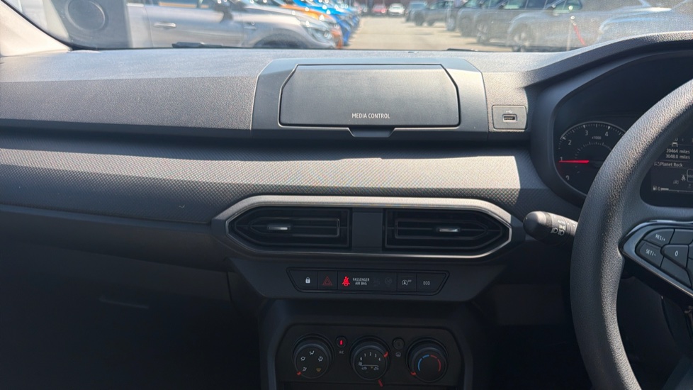 Dacia Sandero 1.0 TCe Essential 5dr Bi Fuel Hatchback - Image 12
