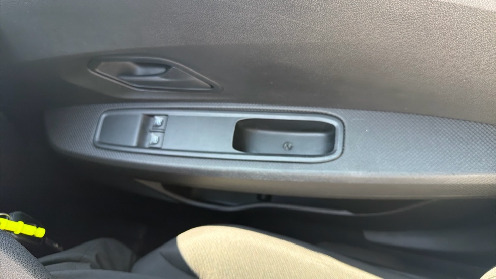 Dacia Sandero 1.0 TCe Essential 5dr Bi Fuel Hatchback - Image 29