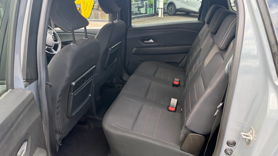 Dacia Jogger 1.0 TCe Extreme SE 5dr Petrol Estate - Image 16