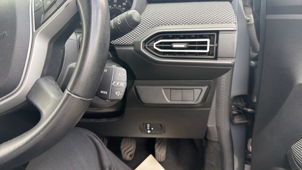 Dacia Jogger 1.0 TCe Extreme SE 5dr Petrol Estate - Image 22