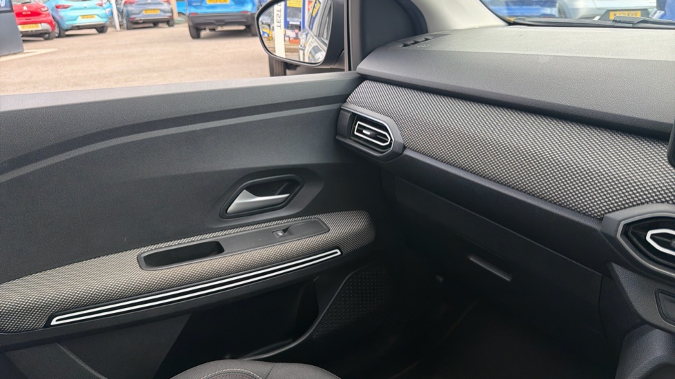 Dacia Jogger 1.0 TCe Extreme SE 5dr Petrol Estate - Image 29