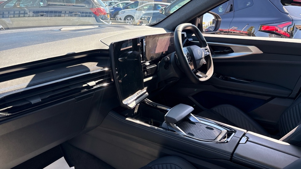 Renault Rafale E-Tech FHEV Iconic Esprit Alpine 5dr Auto 4C Hybrid Estate - Image 9