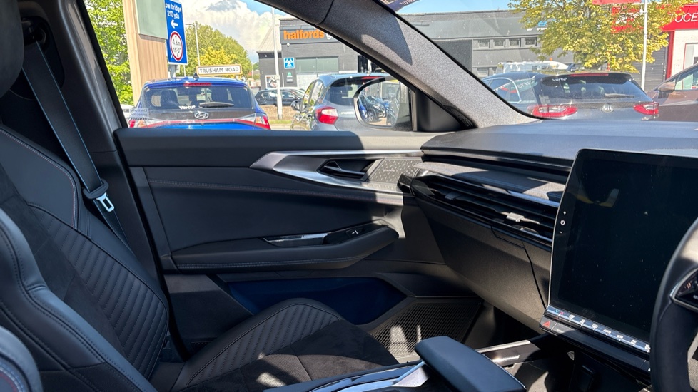 Renault Rafale E-Tech FHEV Iconic Esprit Alpine 5dr Auto 4C Hybrid Estate - Image 14
