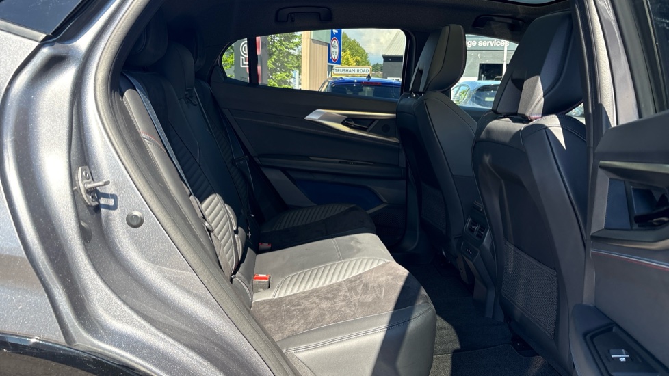 Renault Rafale E-Tech FHEV Iconic Esprit Alpine 5dr Auto 4C Hybrid Estate - Image 16