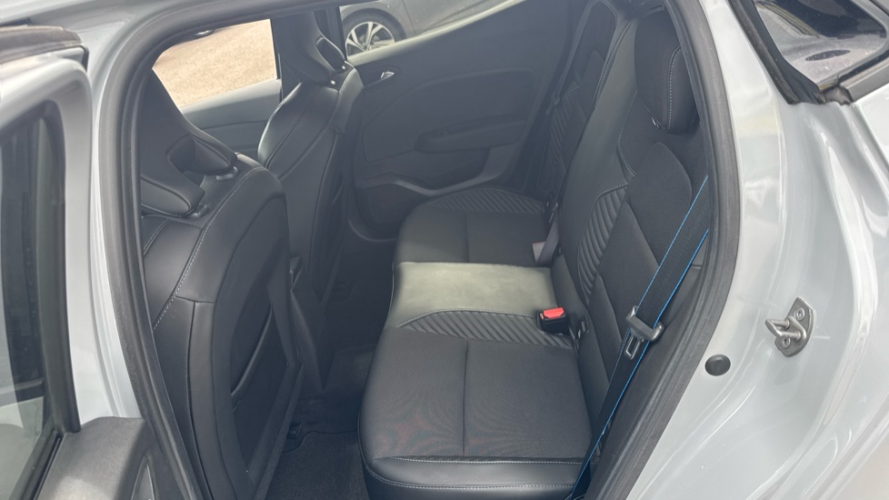 Renault Clio 1.6 E-TECH full hybrid 145 Esprit Alpine 5dr Auto Hybrid Hatchback - Image 16