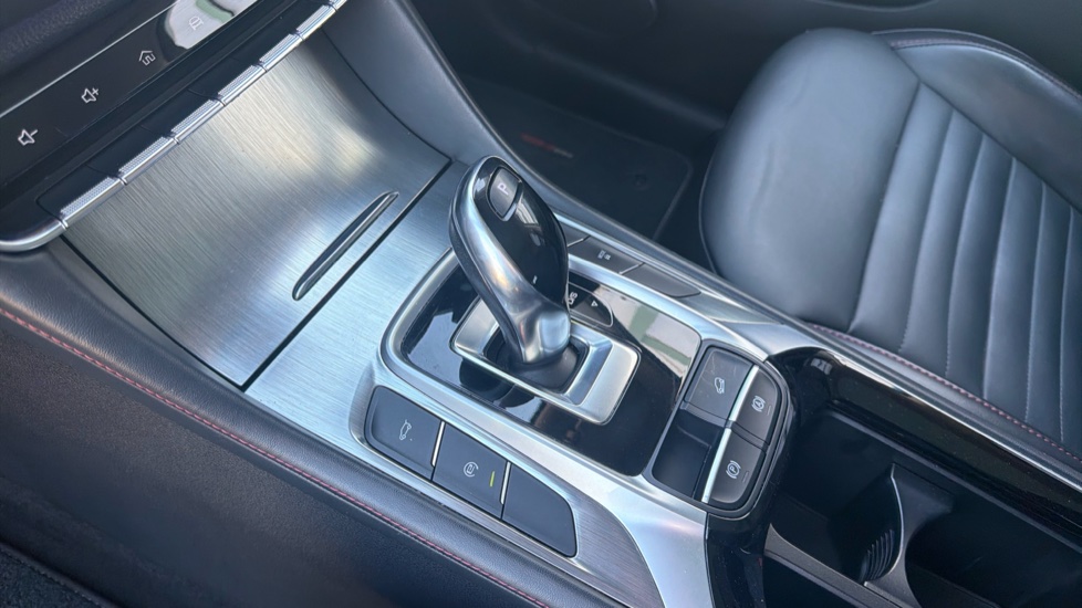 MG HS 1.5 T-GDI Exclusive 5dr DCT Petrol Hatchback - Image 13