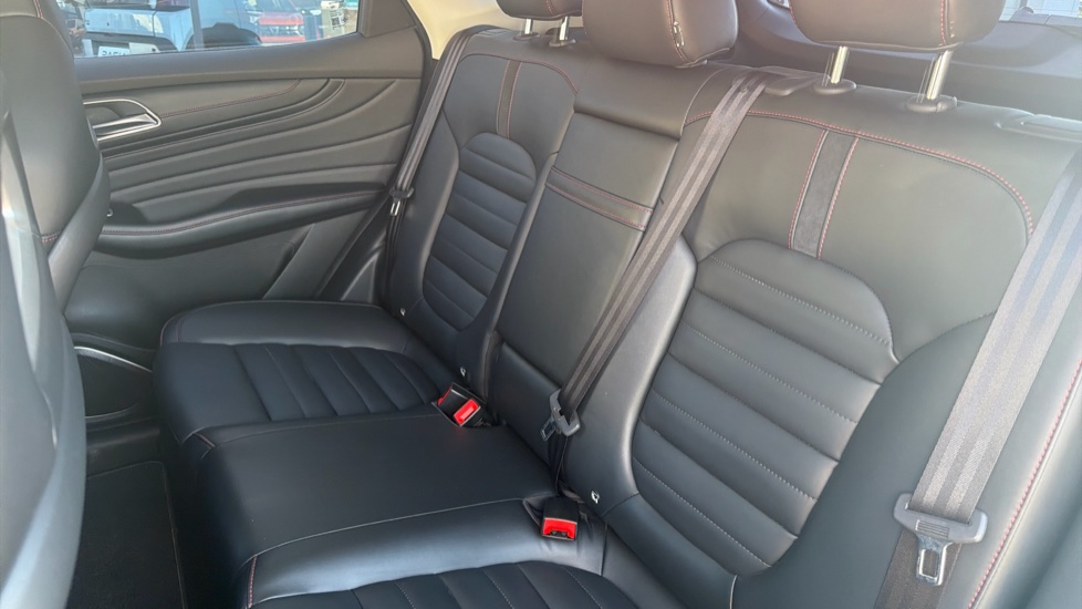 MG HS 1.5 T-GDI Exclusive 5dr DCT Petrol Hatchback - Image 16