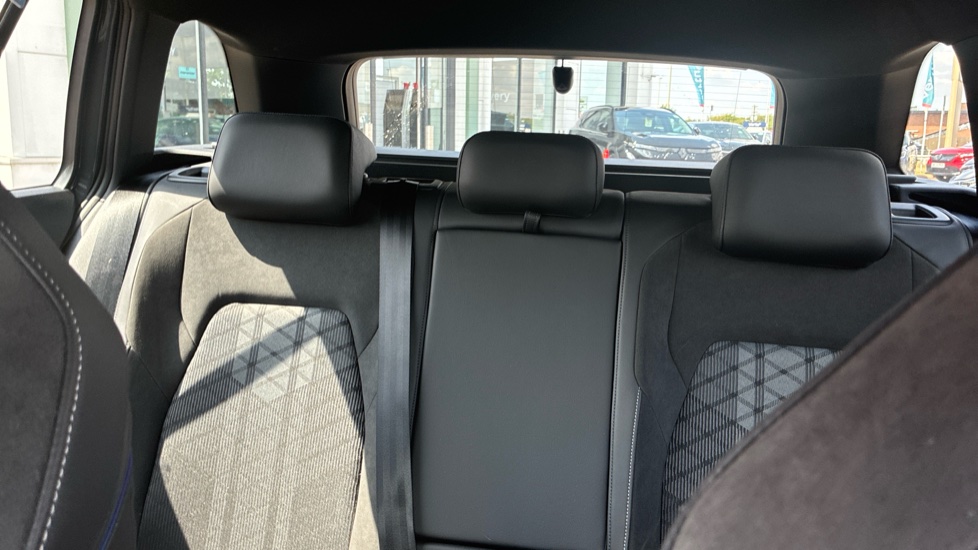 Volkswagen Golf 2.0 TDI 150 R-Line 5dr DSG Diesel Estate - Image 15
