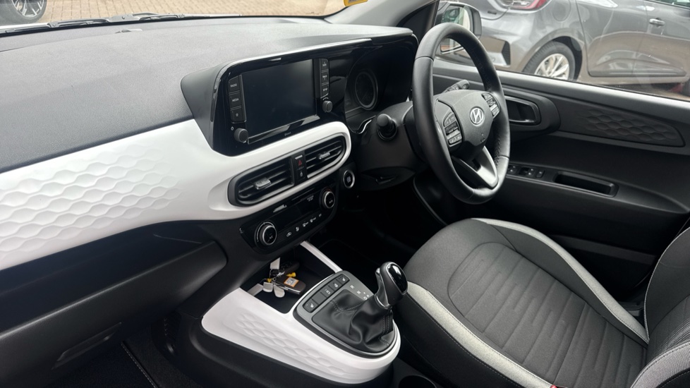 Hyundai i10 1.0 MPi Premium 5dr Auto Petrol Hatchback - Image 9