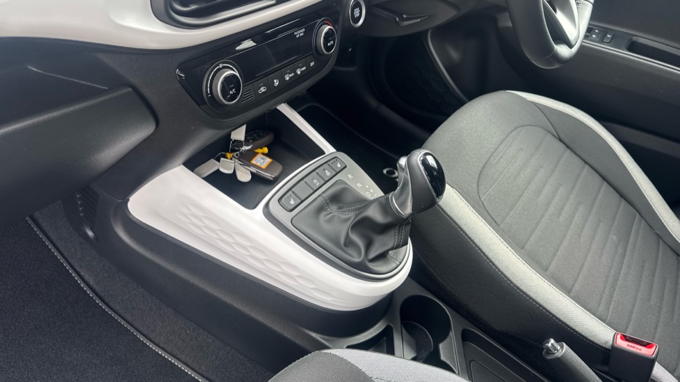 Hyundai i10 1.0 MPi Premium 5dr Auto Petrol Hatchback - Image 13
