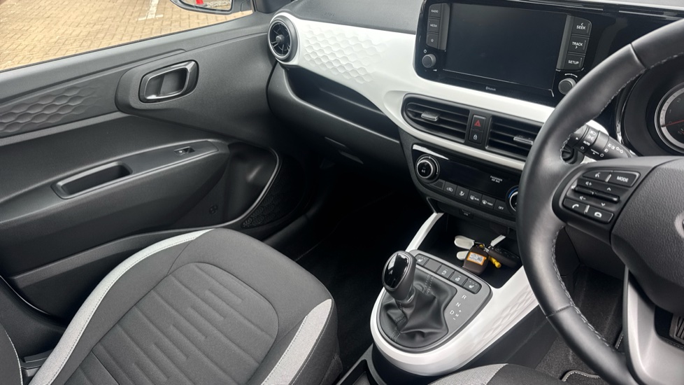 Hyundai i10 1.0 MPi Premium 5dr Auto Petrol Hatchback - Image 14