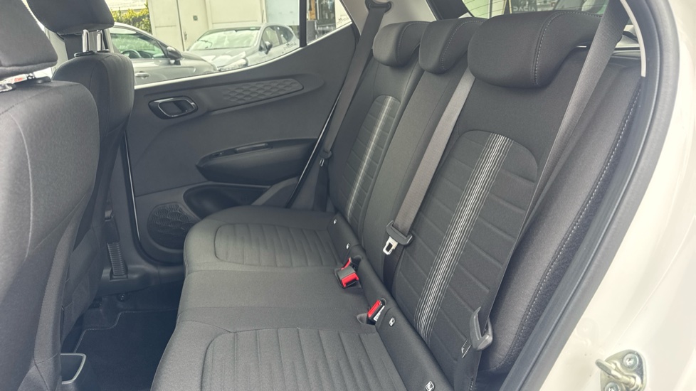 Hyundai i10 1.0 MPi Premium 5dr Auto Petrol Hatchback - Image 16