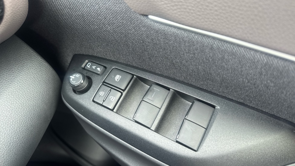 Toyota Yaris Cross 1.5 Hybrid Excel 5dr CVT Hybrid Estate - Image 25