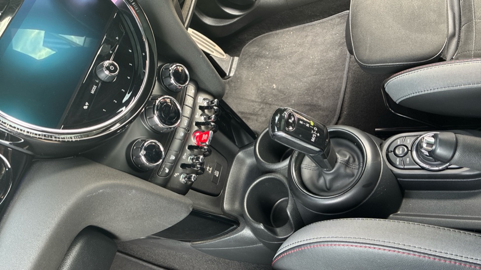 MINI Hatchback 1.5 Cooper Sport 3dr Auto [Comfort/Nav Pack] Petrol Hatchback - Image 13