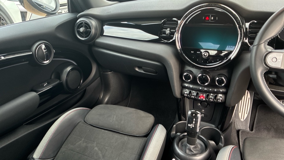MINI Hatchback 1.5 Cooper Sport 3dr Auto [Comfort/Nav Pack] Petrol Hatchback - Image 14