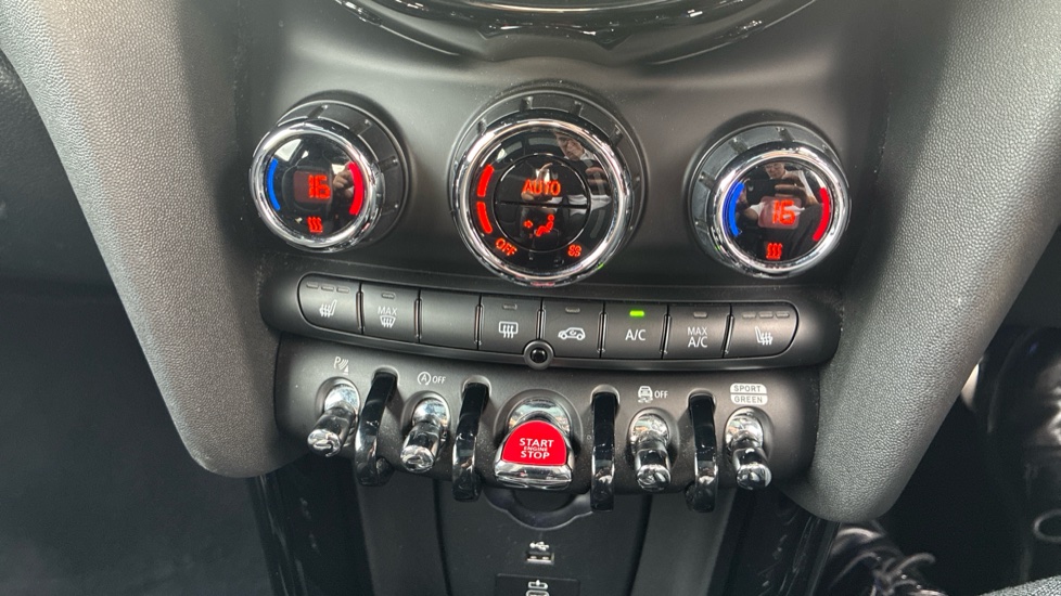 MINI Hatchback 1.5 Cooper Sport 3dr Auto [Comfort/Nav Pack] Petrol Hatchback - Image 22