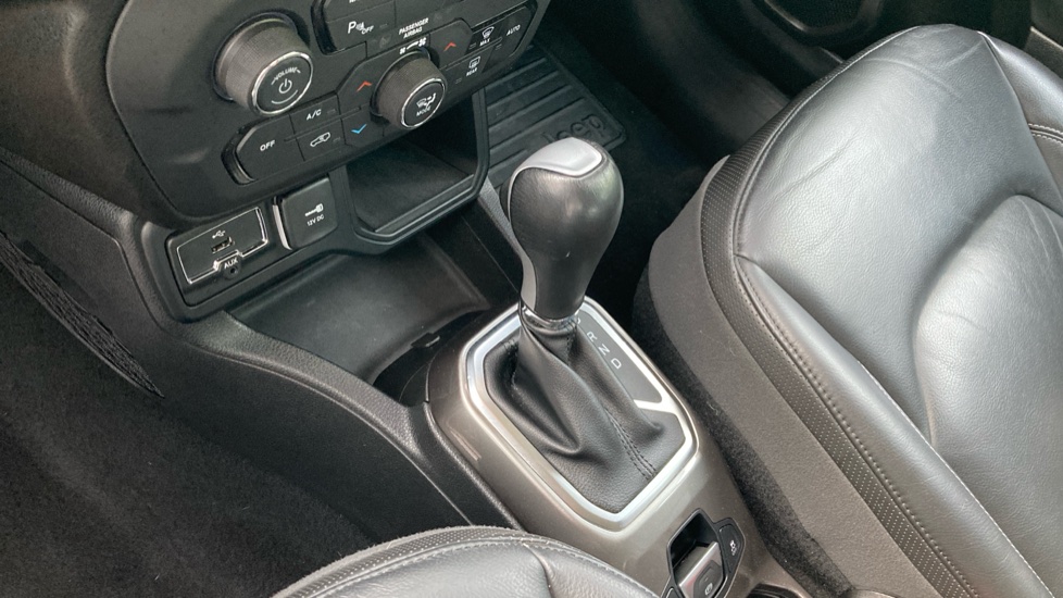 Jeep Renegade 1.6 Multijet Limited 5dr DDCT Diesel Hatchback - Image 13