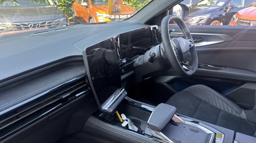 Renault Rafale E-Tech FHEV Iconic Esprit Alpine 5dr Auto 4C Hybrid Estate - Image 9