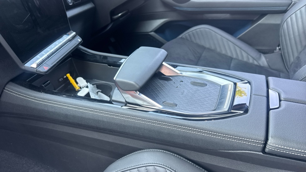 Renault Rafale E-Tech FHEV Iconic Esprit Alpine 5dr Auto 4C Hybrid Estate - Image 13