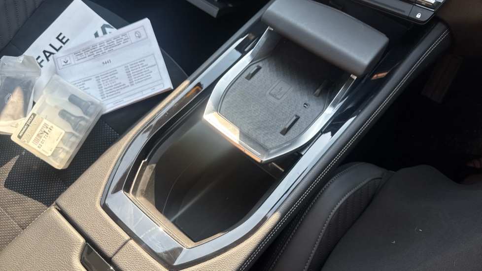 Renault Rafale E-Tech FHEV Iconic Esprit Alpine 5dr Auto 4C Hybrid Estate - Image 32