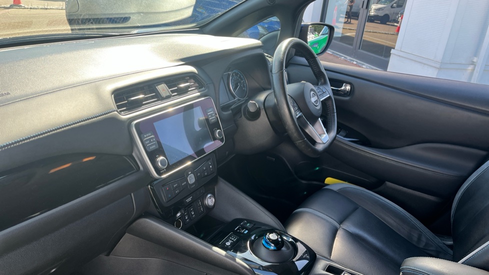 Nissan LEAF 110kW Tekna 39kWh 5dr Auto Electric Hatchback - Image 9