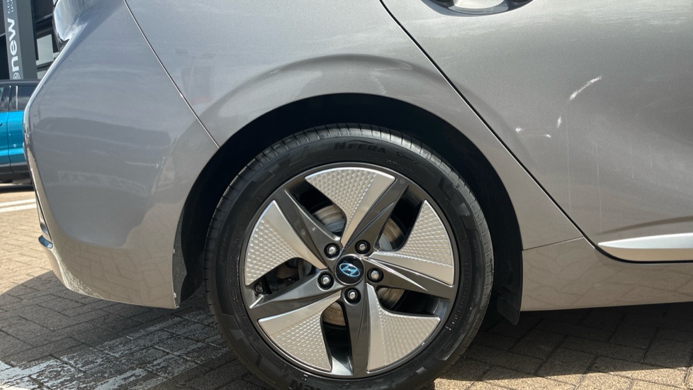 Hyundai IONIQ 1.6 GDi Hybrid Premium SE 5dr DCT Hybrid Hatchback - Image 7