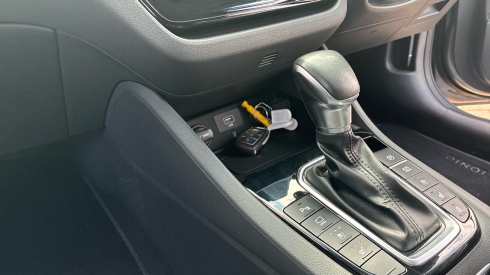 Hyundai IONIQ 1.6 GDi Hybrid Premium SE 5dr DCT Hybrid Hatchback - Image 13