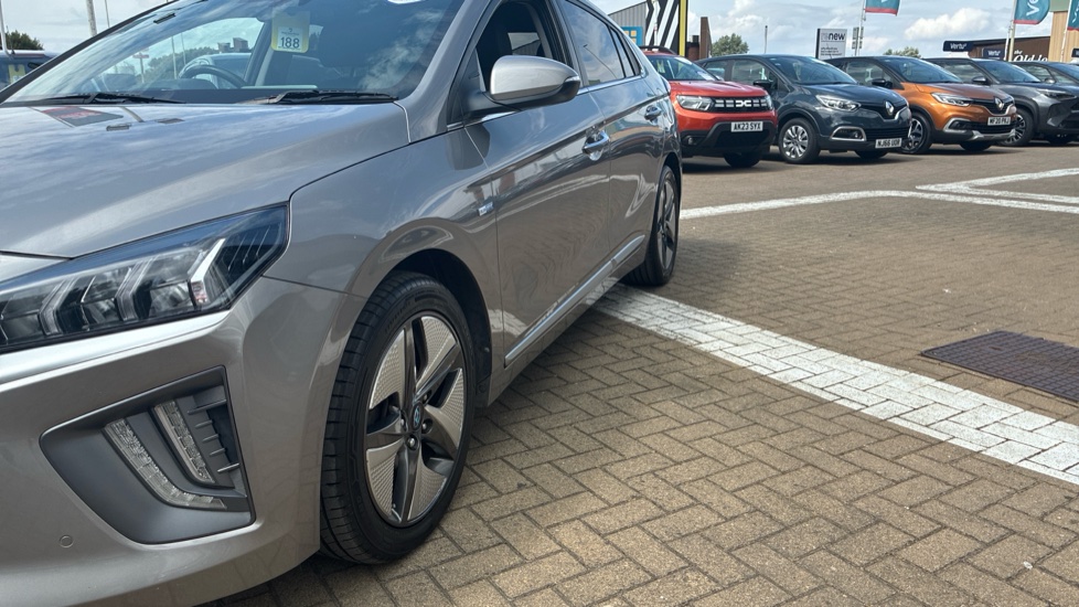 Hyundai IONIQ 1.6 GDi Hybrid Premium SE 5dr DCT Hybrid Hatchback - Image 22