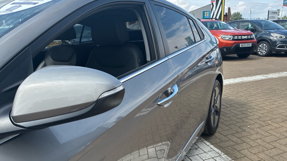 Hyundai IONIQ 1.6 GDi Hybrid Premium SE 5dr DCT Hybrid Hatchback - Image 23