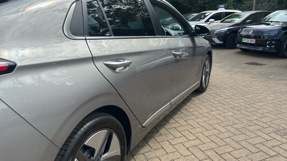 Hyundai IONIQ 1.6 GDi Hybrid Premium SE 5dr DCT Hybrid Hatchback - Image 24