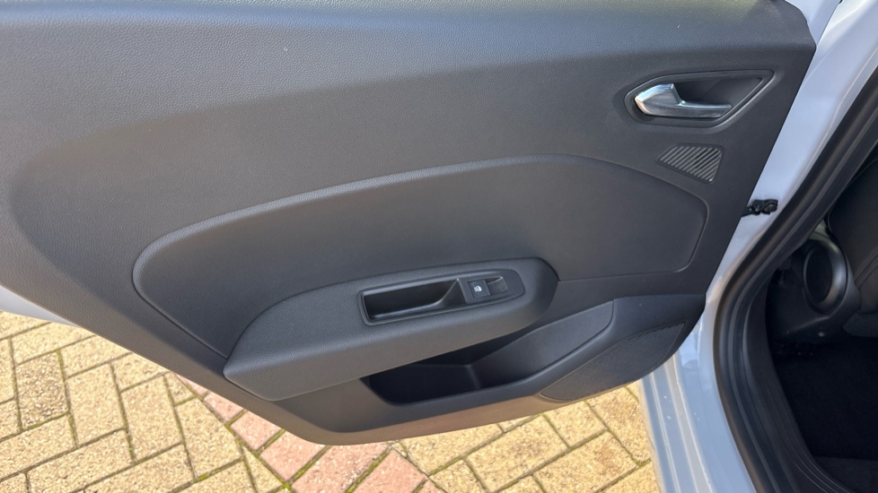 Renault Clio 1.0 TCe 90 Techno 5dr Petrol Hatchback - Image 31