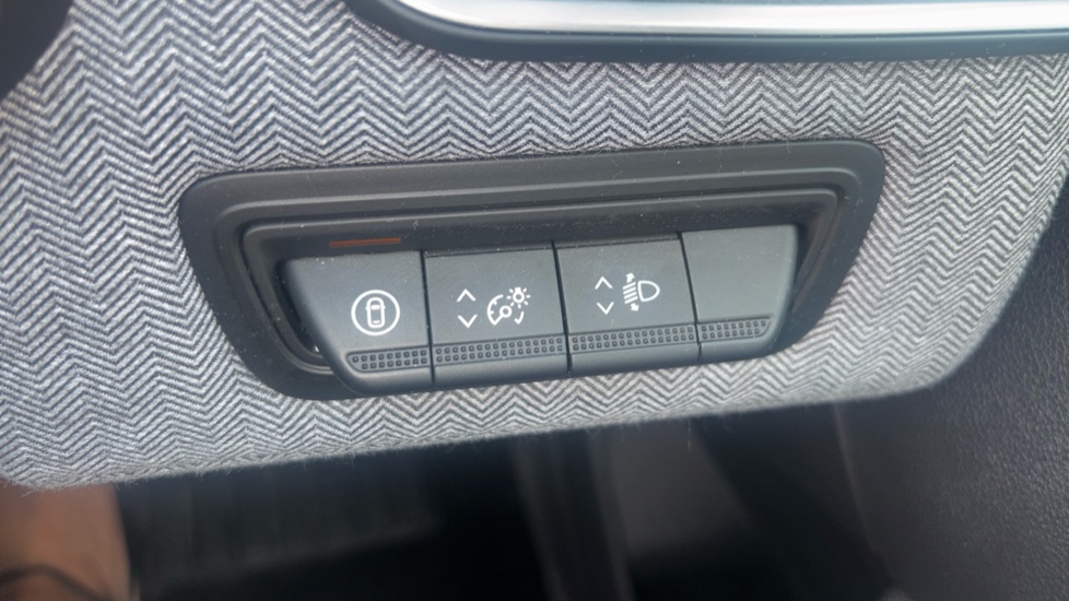 Renault Clio 1.0 TCe 90 Techno 5dr Petrol Hatchback - Image 33