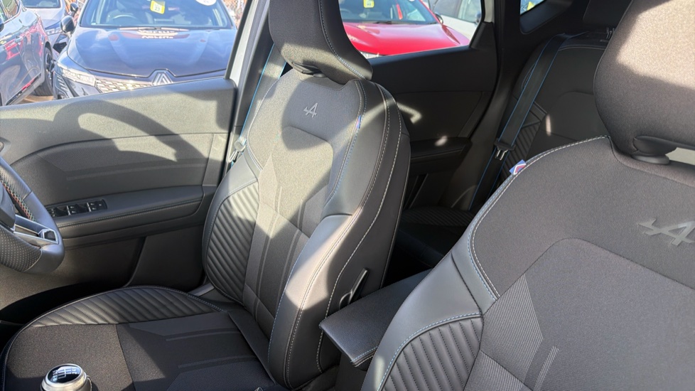 Renault Captur 1.2 TCE 115 Esprit Alpine 5dr Petrol Hatchback - Image 14