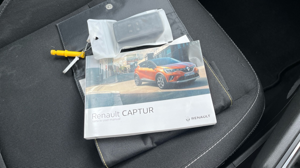 Renault Captur 1.3 TCE 130 Iconic 5dr Petrol Hatchback - Image 19
