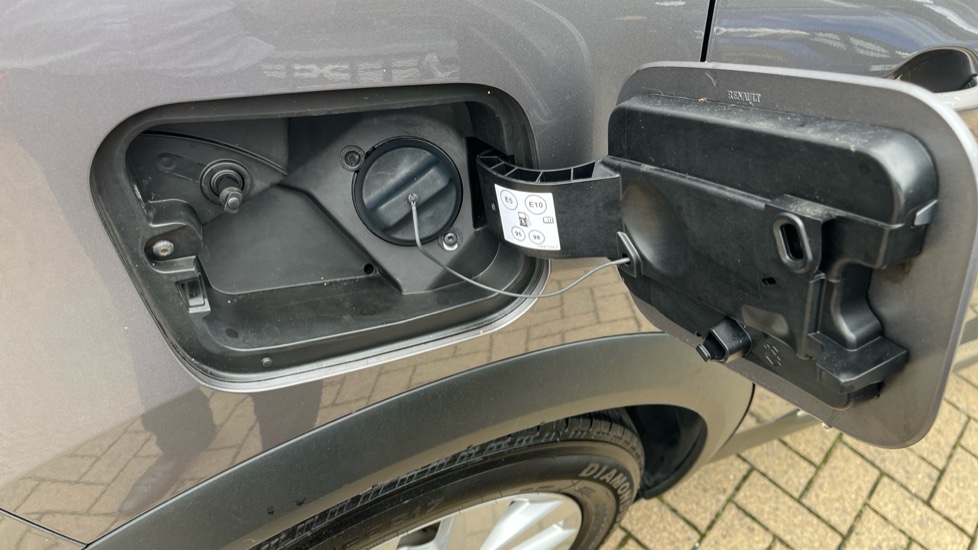 Renault Captur 1.3 TCE 130 Iconic 5dr Petrol Hatchback - Image 35