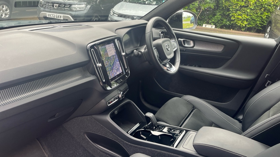 Volvo XC40 2.0 B4P Ultimate Dark 5dr Auto Petrol Estate - Image 9