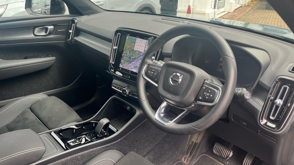 Volvo XC40 2.0 B4P Ultimate Dark 5dr Auto Petrol Estate - Image 11