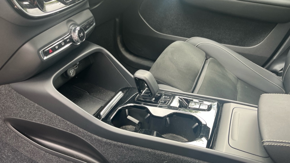 Volvo XC40 2.0 B4P Ultimate Dark 5dr Auto Petrol Estate - Image 13