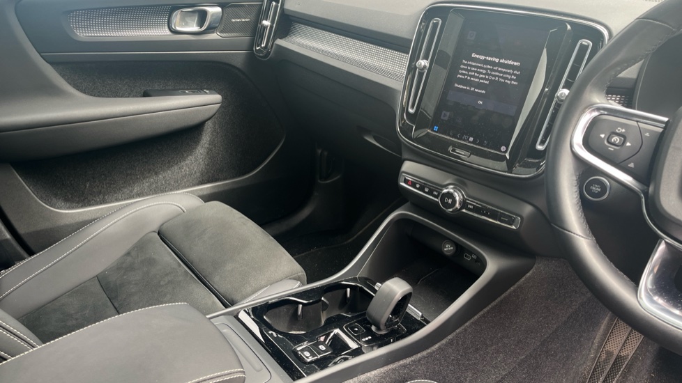 Volvo XC40 2.0 B4P Ultimate Dark 5dr Auto Petrol Estate - Image 14