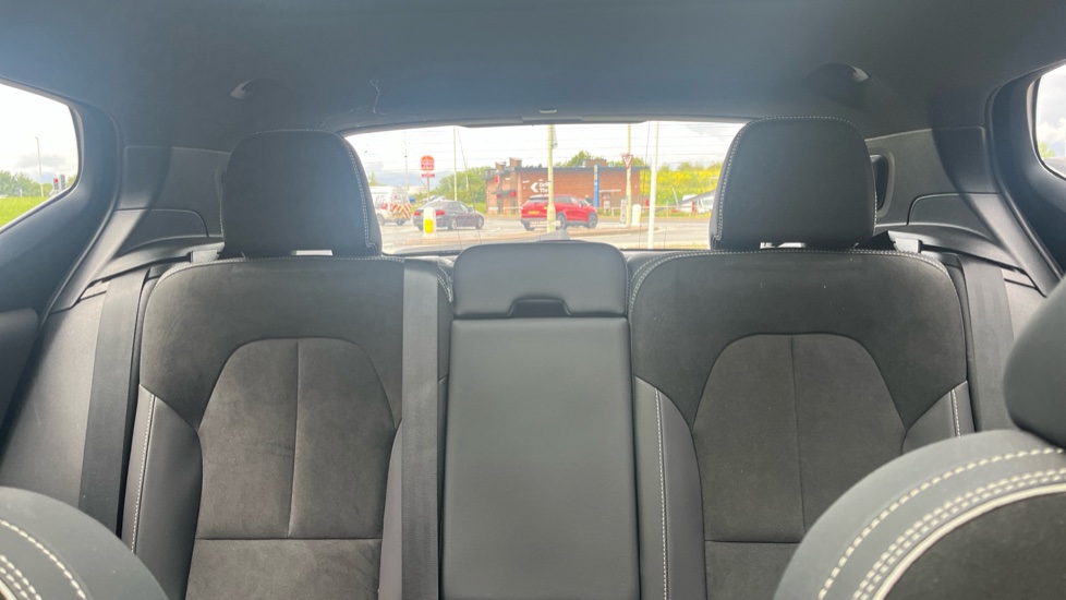 Volvo XC40 2.0 B4P Ultimate Dark 5dr Auto Petrol Estate - Image 15