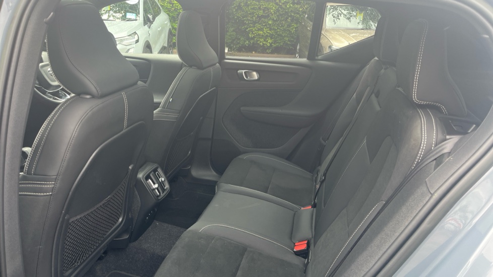 Volvo XC40 2.0 B4P Ultimate Dark 5dr Auto Petrol Estate - Image 16