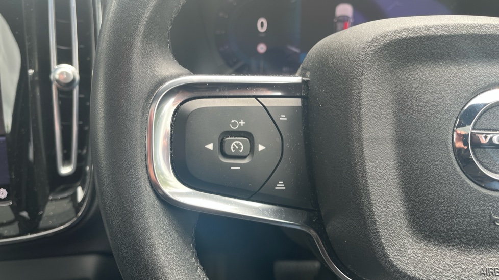 Volvo XC40 2.0 B4P Ultimate Dark 5dr Auto Petrol Estate - Image 23
