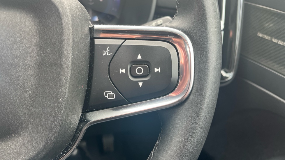 Volvo XC40 2.0 B4P Ultimate Dark 5dr Auto Petrol Estate - Image 24
