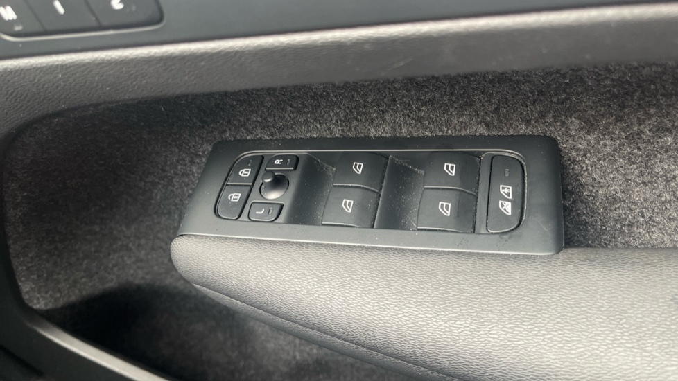 Volvo XC40 2.0 B4P Ultimate Dark 5dr Auto Petrol Estate - Image 25