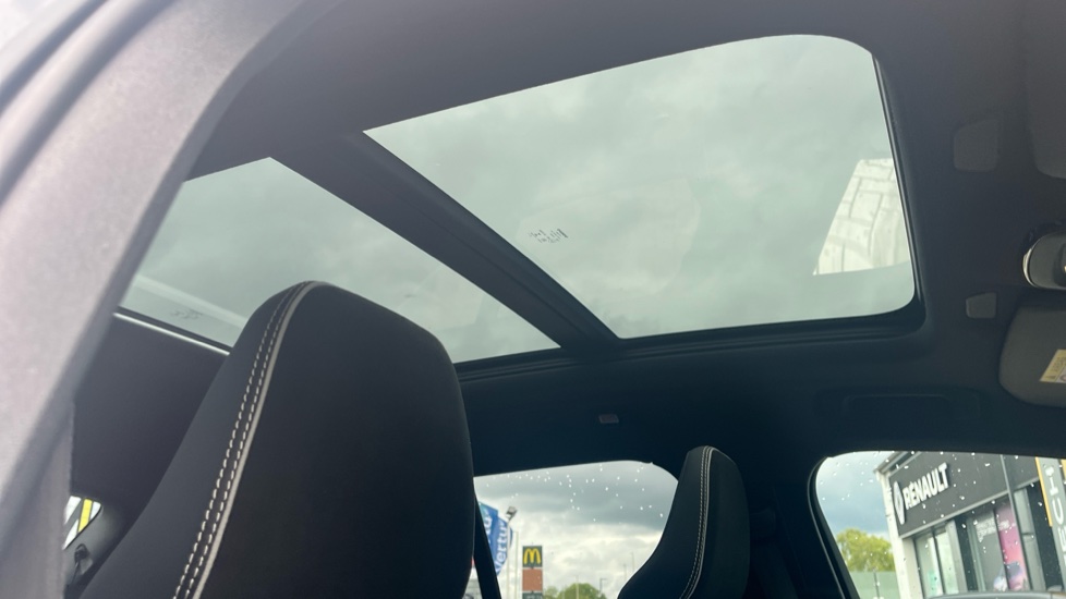 Volvo XC40 2.0 B4P Ultimate Dark 5dr Auto Petrol Estate - Image 29