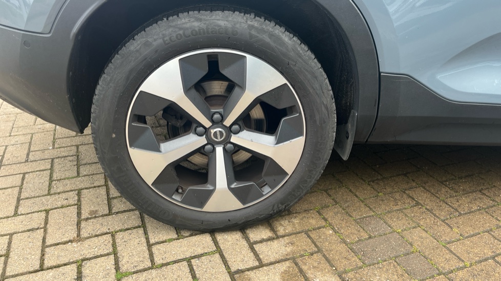 Volvo XC40 2.0 B4P Ultimate Dark 5dr Auto Petrol Estate - Image 30